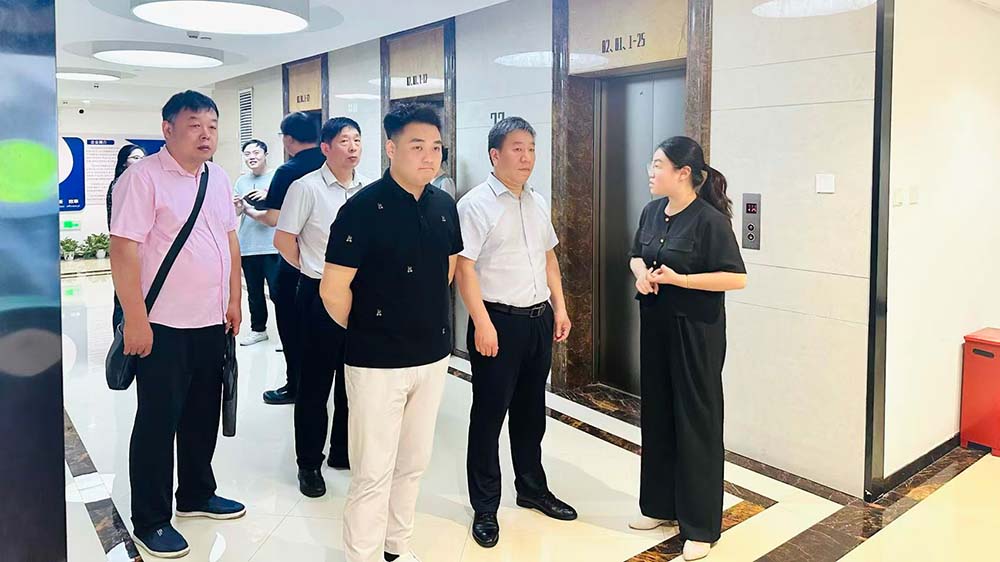 杨胜男向徐习军一行介绍公司发展情况.jpg 杨胜男向徐习军一行介绍公司发展情况.jpg