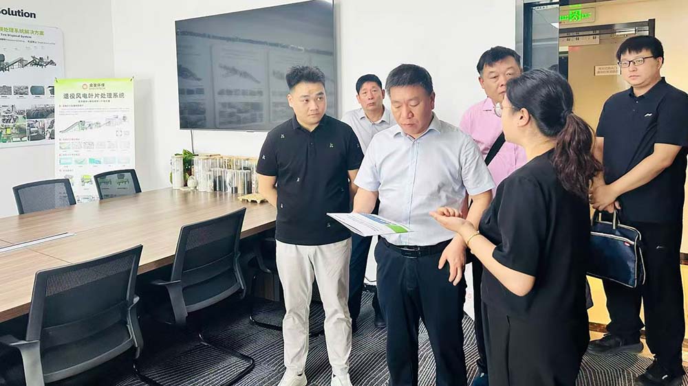 杨胜男向徐习军一行介绍固废资源化技术.jpg 杨胜男向徐习军一行介绍固废资源化技术.jpg